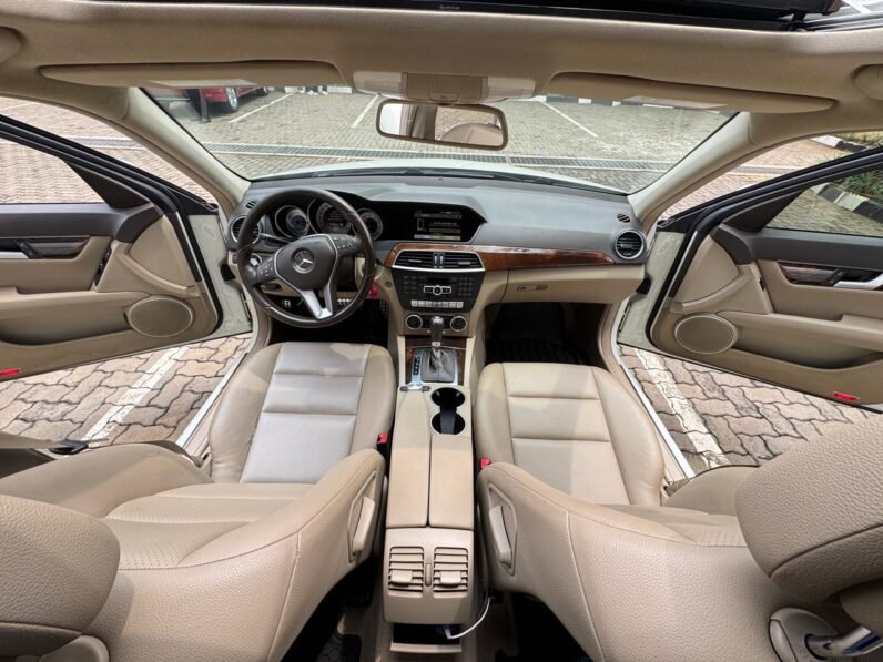 
								MERCEDES BENZ C250 4MATIC full									